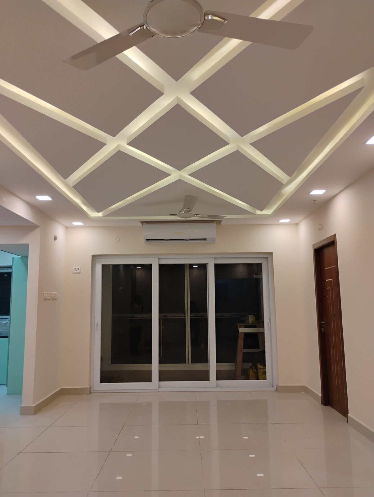 Ceiling with cove lighting